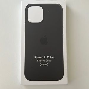 New in box Apple Silicone Case w/ MagSafe